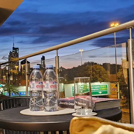 Unique 2-bed, 2-bath With Private Terrace, Near Bus Station & Centre Апартаменти Лідс