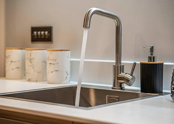 Unique 2-bed, 2-bath With Private Terrace, Near Bus Station & Centre Лідс