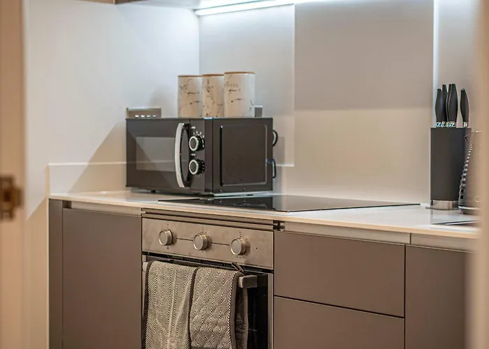 Unique 2-bed, 2-bath With Private Terrace, Near Bus Station & Centre Апартаменти *