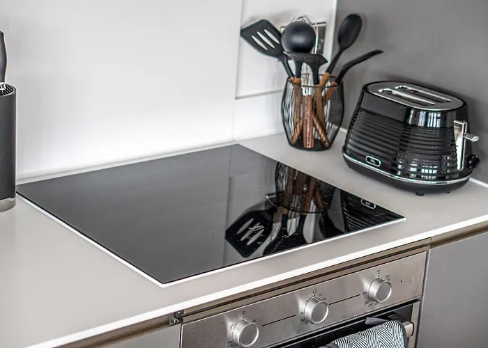 Unique 2-bed, 2-bath With Private Terrace, Near Bus Station & Centre * Лідс