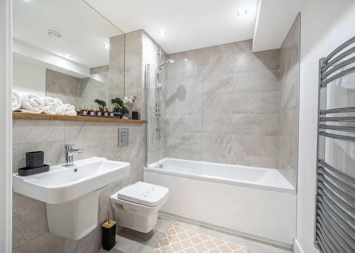 Unique 2-bed, 2-bath With Private Terrace, Near Bus Station & Centre Лідс