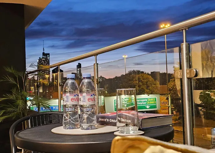 Unique 2-bed, 2-bath With Private Terrace, Near Bus Station & Centre Апартаменти Лідс