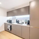 Unique 2-bed, 2-bath With Private Terrace, Near Bus Station & Centre Appartement Leeds (West Yorkshire)