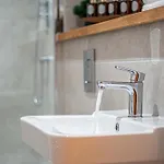 Unique 2-bed, 2-bath With Private Terrace, Near Bus Station & Centre * Leeds (West Yorkshire)