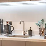 Unique 2-bed, 2-bath With Private Terrace, Near Bus Station & Centre Appartement *