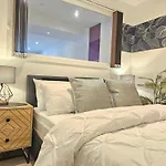 Unique 2-bed, 2-bath With Private Terrace, Near Bus Station & Centre * Leeds (West Yorkshire)