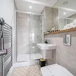 Unique 2-bed, 2-bath With Private Terrace, Near Bus Station & Centre Lejlighed