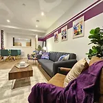 Unique 2-bed, 2-bath With Private Terrace, Near Bus Station & Centre Appartement