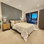 Appartement Unique 2-bed, 2-bath With Private Terrace, Near Bus Station & Centre *