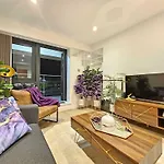 Unique 2-bed, 2-bath With Private Terrace, Near Bus Station & Centre * Leeds (West Yorkshire)