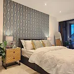 Unique 2-bed, 2-bath With Private Terrace, Near Bus Station & Centre Lejlighed