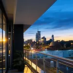 Unique 2-bed, 2-bath With Private Terrace, Near Bus Station & Centre Appartement