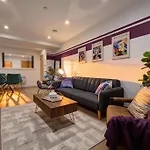 Lejlighed Unique 2-bed, 2-bath With Private Terrace, Near Bus Station & Centre *