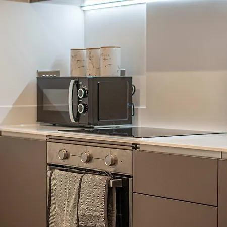 Unique 2-bed, 2-bath With Private Terrace, Near Bus Station & Centre Διαμέρισμα *