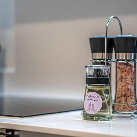 Unique 2-bed, 2-bath With Private Terrace, Near Bus Station & Centre *