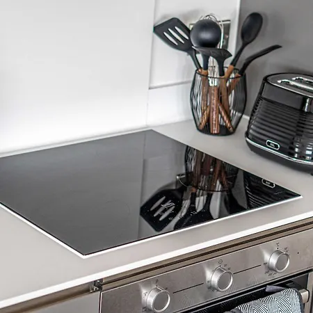 Unique 2-bed, 2-bath With Private Terrace, Near Bus Station & Centre * Λιντς