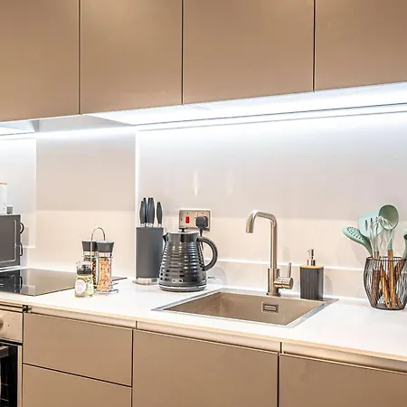 Apartment Unique 2-bed, 2-bath With Private Terrace, Near Bus Station & Centre