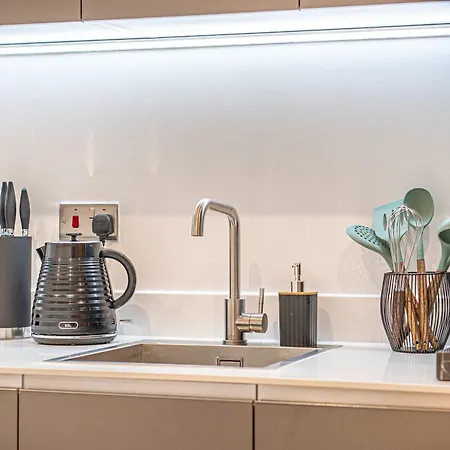 Unique 2-bed, 2-bath With Private Terrace, Near Bus Station & Centre 公寓 *