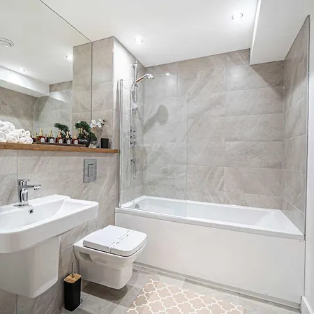 Unique 2-bed, 2-bath With Private Terrace, Near Bus Station & Centre Λιντς