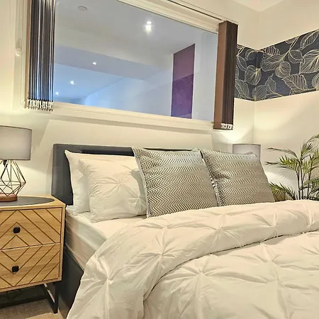 Unique 2-bed, 2-bath With Private Terrace, Near Bus Station & Centre * Λιντς