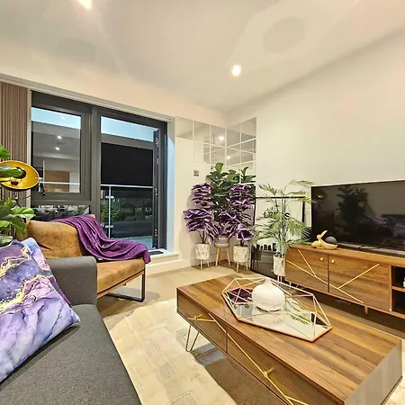 Unique 2-bed, 2-bath With Private Terrace, Near Bus Station & Centre * 利兹