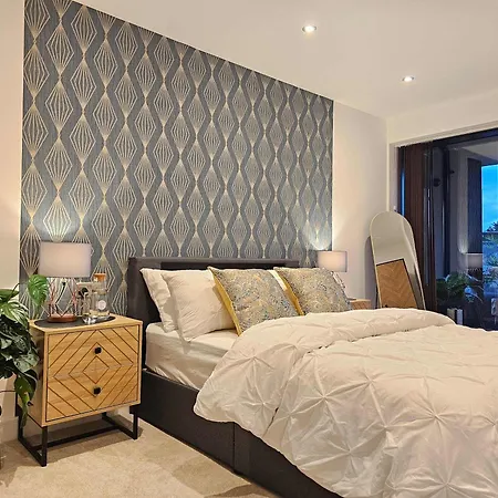 Unique 2-bed, 2-bath With Private Terrace, Near Bus Station & Centre Apartment