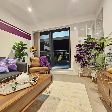 Unique 2-bed, 2-bath With Private Terrace, Near Bus Station & Centre Lägenhet *