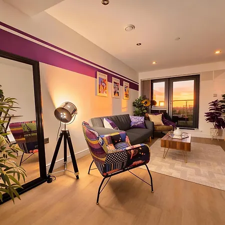 Unique 2-bed, 2-bath With Private Terrace, Near Bus Station & Centre *