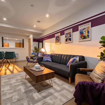 Apartment Unique 2-bed, 2-bath With Private Terrace, Near Bus Station & Centre *