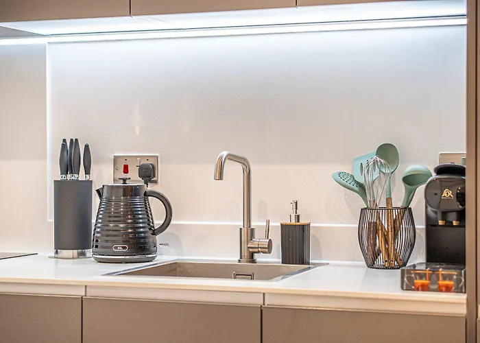 Unique 2-bed, 2-bath With Private Terrace, Near Bus Station & Centre Lägenhet *