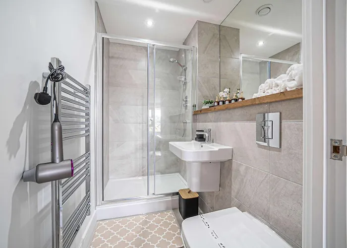 Unique 2-bed, 2-bath With Private Terrace, Near Bus Station & Centre Lägenhet