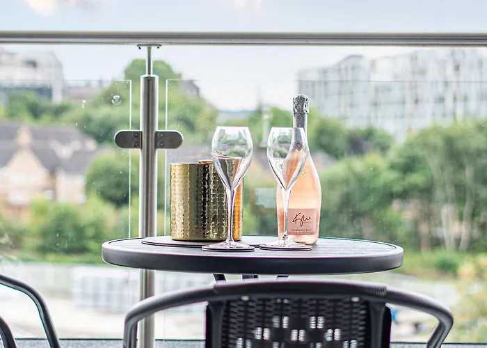 Unique 2-bed, 2-bath With Private Terrace, Near Bus Station & Centre Lägenhet *