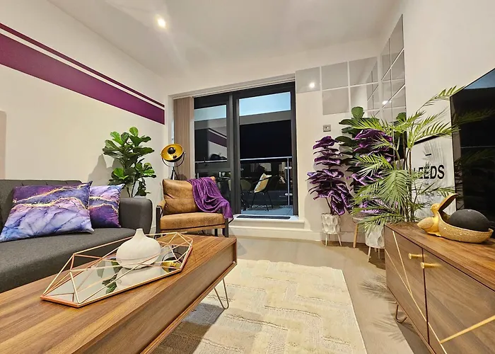 Unique 2-bed, 2-bath With Private Terrace, Near Bus Station & Centre Lägenhet *