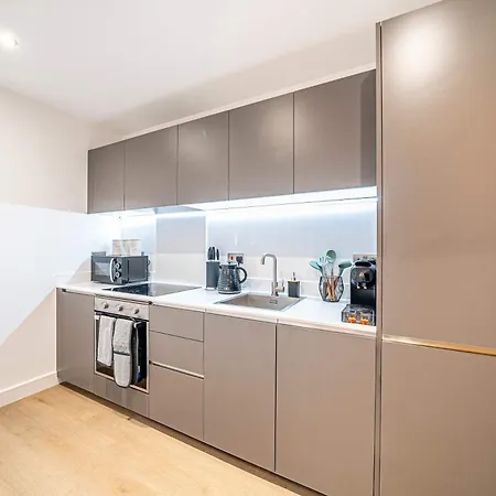 Unique 2-bed, 2-bath With Private Terrace, Near Bus Station & Centre Apartamento Leeds (West Yorkshire)