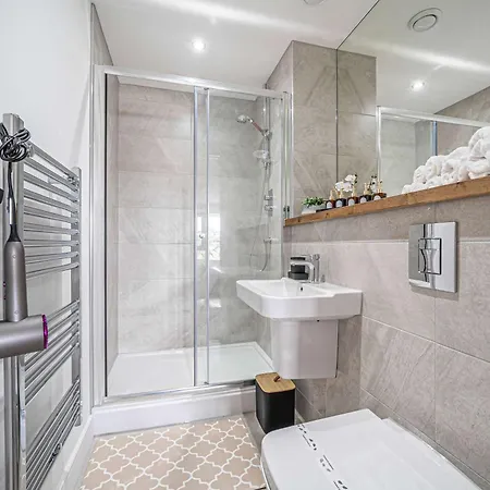 Unique 2-bed, 2-bath With Private Terrace, Near Bus Station & Centre Apartamento