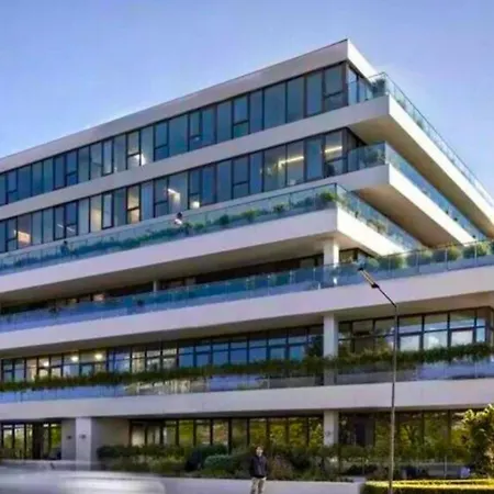 Appartement Unique 2-bed, 2-bath With Private Terrace, Near Bus Station & Centre *