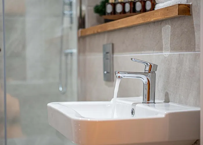 Unique 2-bed, 2-bath With Private Terrace, Near Bus Station & Centre * Leeds (West Yorkshire)