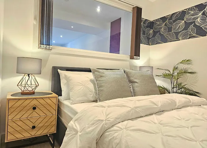 Unique 2-bed, 2-bath With Private Terrace, Near Bus Station & Centre * Leeds (West Yorkshire)