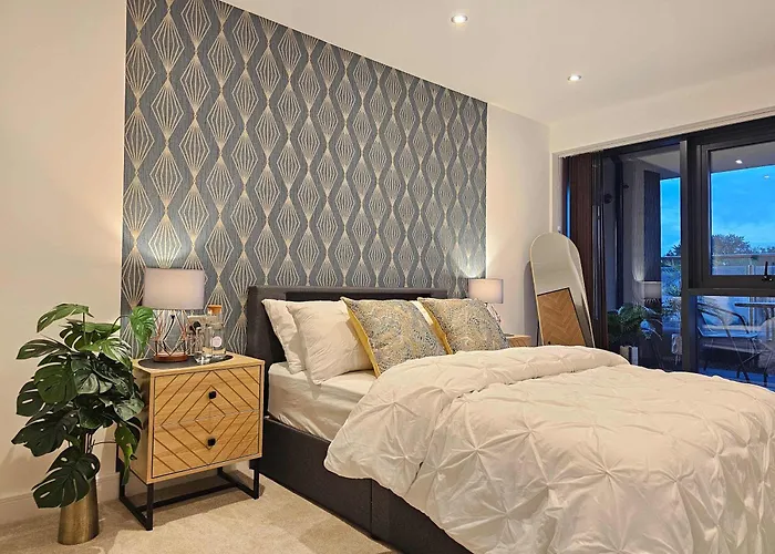 Unique 2-bed, 2-bath With Private Terrace, Near Bus Station & Centre Appartement